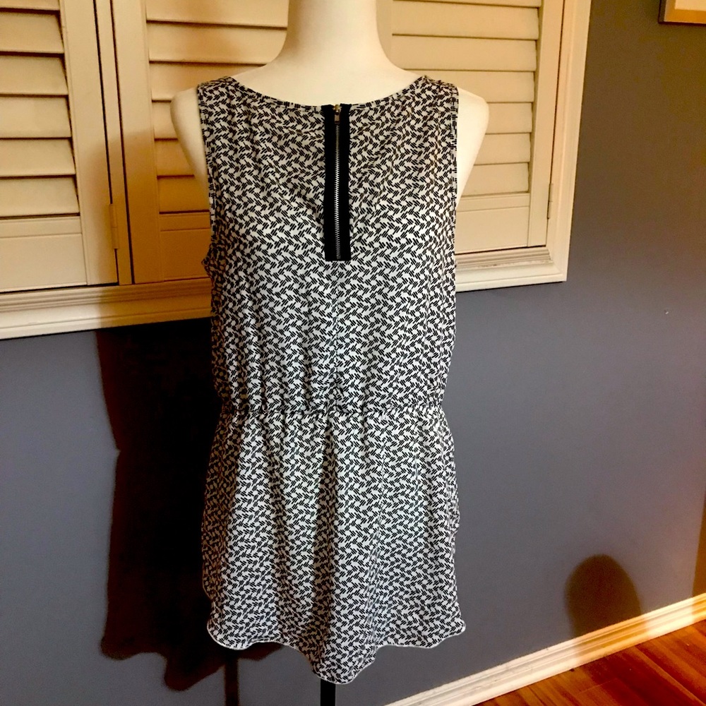 Black and white zipper sleeveless blouse size L